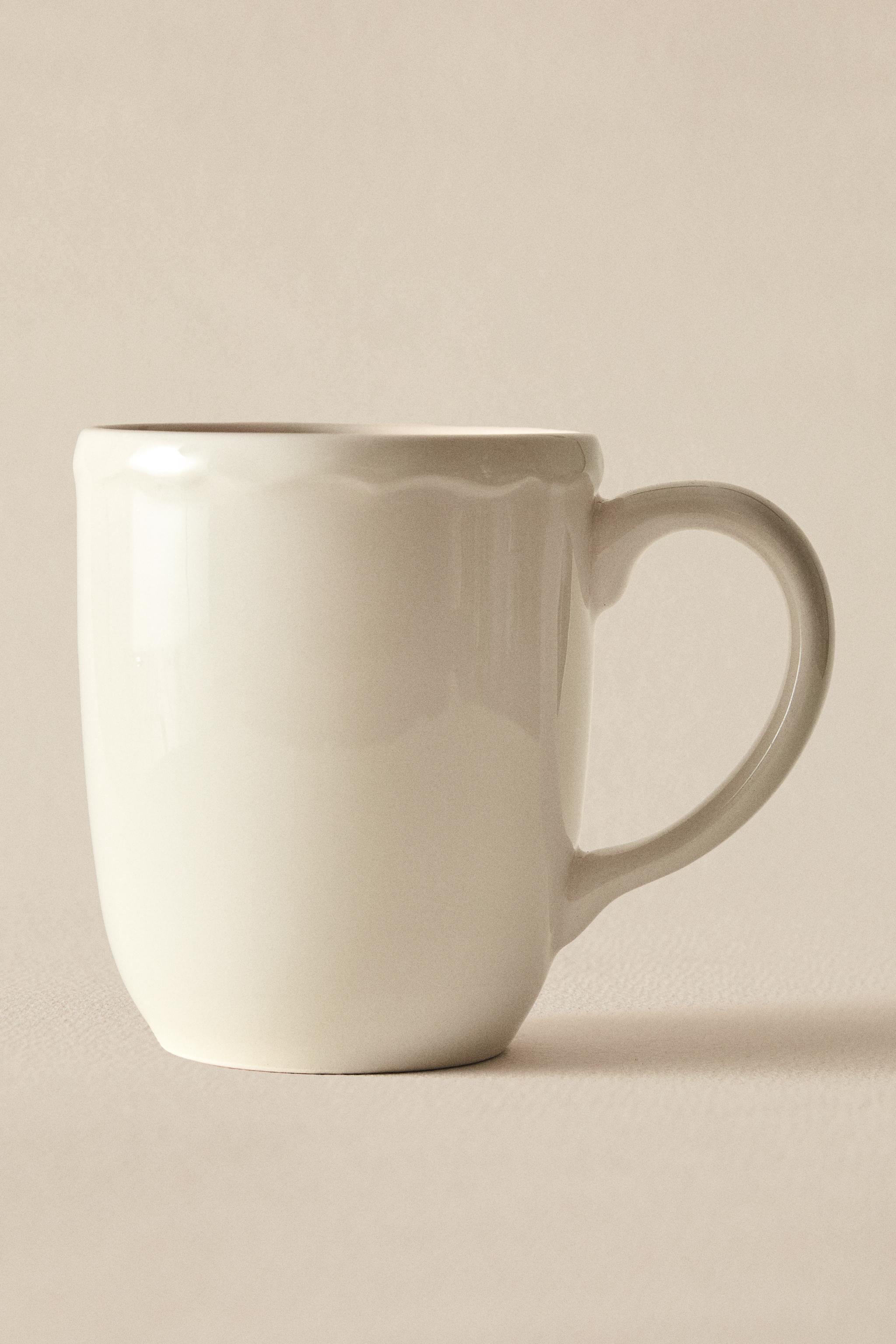 EARTHENWARE MUG WITH A RAISED-DESIGN EDGE